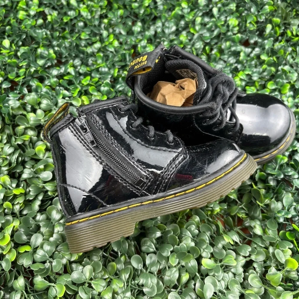DR.MARTENS 1460BLACK PATENT LAMPER BOOTS  Size 6 Kids